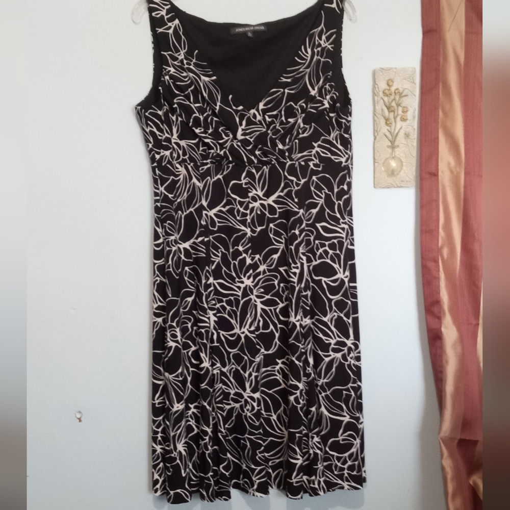 Jones wear sleeveless dress